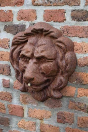 Tête de lion en fonte ,bouche de fontaine (jet d'eau)