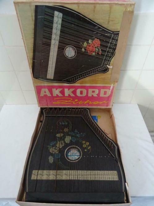Cithare vintage Akkord Jubel Töne boite d'origine + accessoi, Musique & Instruments, Instruments à corde | Autre, Utilisé, Cithare