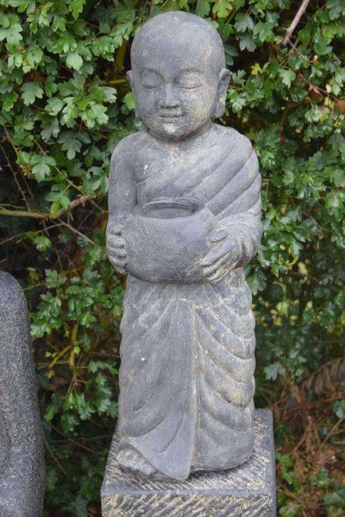 Shaolin monnik (boeddha) met verweerde stenen kom, Tuin en Terras, Tuinbeelden, Zo goed als nieuw, Boeddhabeeld, Steen, Ophalen