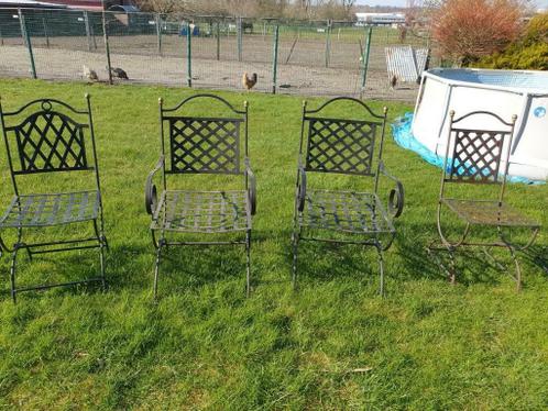 A vendre 4 chaises en fer forgé noir pour jardin A vendre 4 chaises en fer forgé noir pour jardin