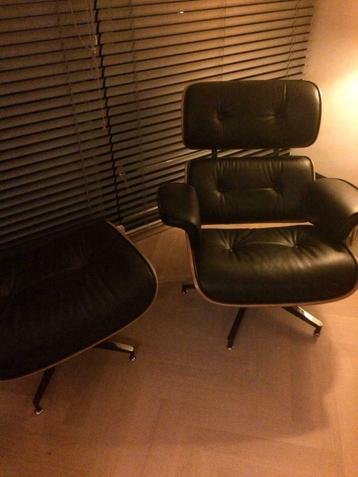 Rundlederen zwarte en witte Loungechairs + Otteman. Eames 
