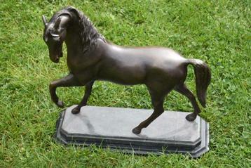 Groot bronzen paard op marmeren voet