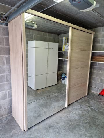 Grote kleerkast met spiegeldeur