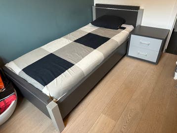 slaapkamer bed, nachtkastje en kleerkast