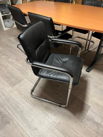 Gratis tafel Met 6 stoelen