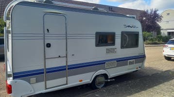 Hobby 440 UF 2004 met mover en tent