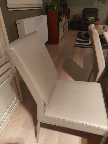 Gratis 6 eetkamerstoelen met beschadigingen