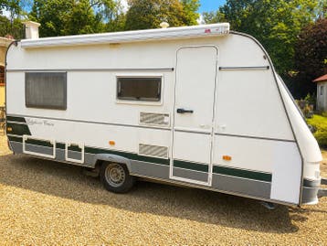 Caravan Chateau 450 met mover en vaste luifel