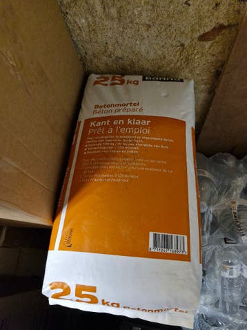 8 zakken beton ongeopend