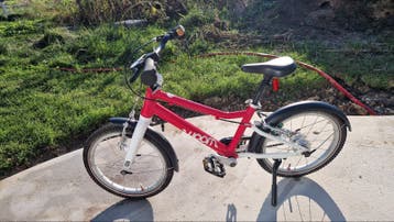 Woom 3 16 inch kinderfiets donkerroze