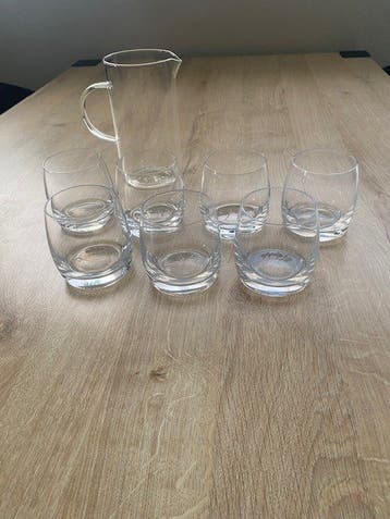 7 waterglazen en een glazen kan