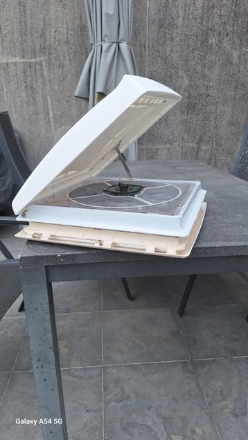 Dakventilator van nieuwe camper mc louis