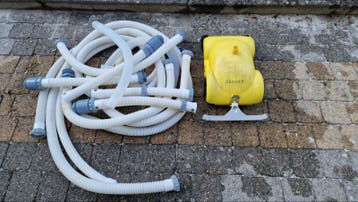 Intex stofzuigerwagentje + buizen, voor groot rond zwembad.