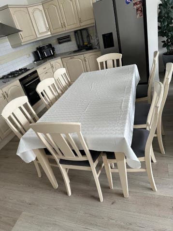 Eettafel met 8 stoelen