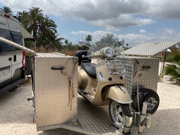 Aluminium aanhanger met vespa en 2 koffers 900 l en vespa