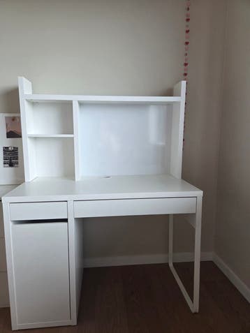 Wit bureau met opbergruimte te koop
Ik verkoop dit witte