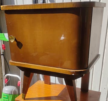 Klein houten dressoir, om weg te geven