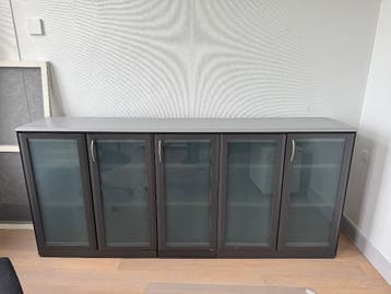 ruime kast in grijze tinten met melkglas