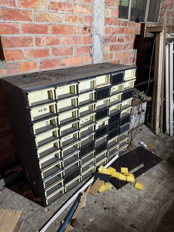 Masief houten apotheek kast