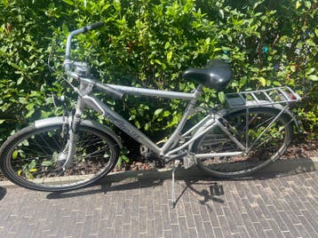 Fiets: rijklaar, splinternieuwe voorband