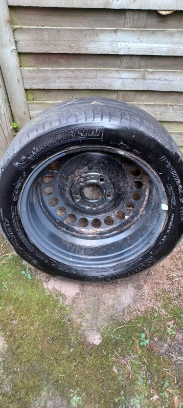 Twee banden waarvan één met velg