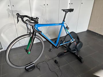 Elite direto xrt smart indoor trainer met carbon fiets