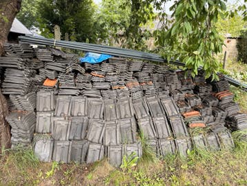 Oude kleien antieke dakpannen gebruikt +- 2000 stuks