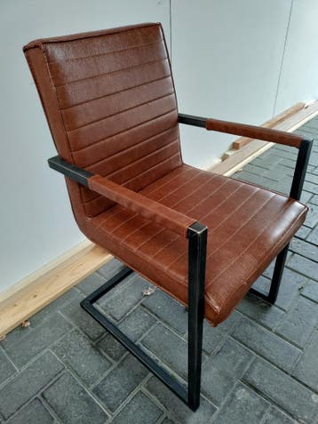 6 eetkamerstoelen met krassen van kat