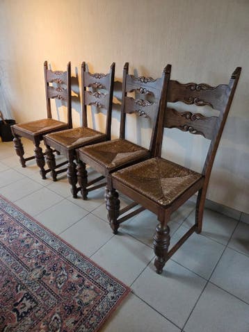 4 oude stoelen gratis