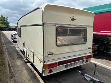 Caravan met airco en opblaasbare voortent