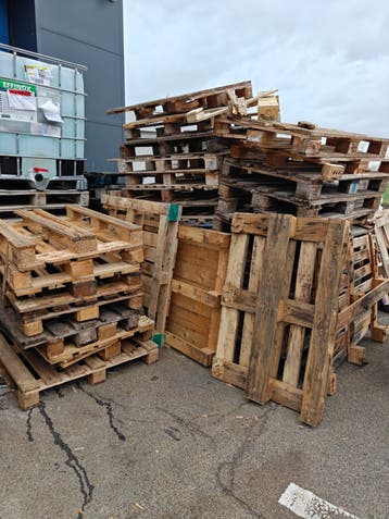gratis paletten af te halen voor brandhout.