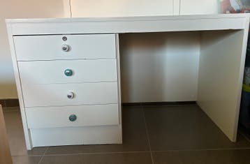 Witte houten bureau gratis op te halen