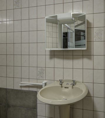 Lavabo met zuil en kraan + staand toilet