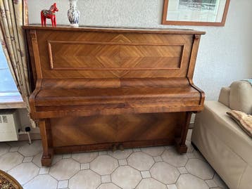 Mooie oudere wandpiano