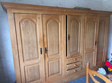 Gratis, Grote houten kast