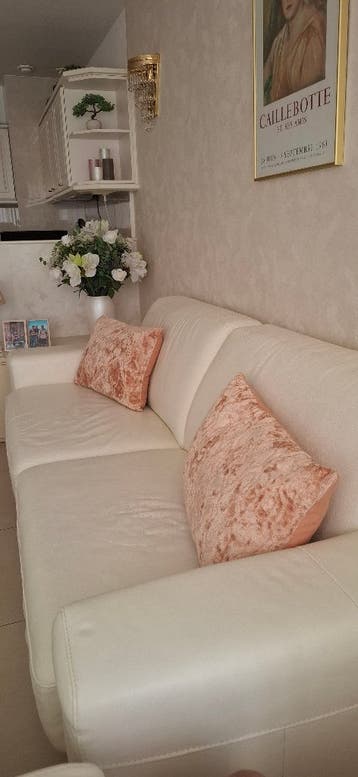 Comfortabele crèmekleurige driepersoonsbank (gratis)