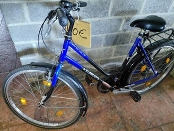 Blauwe citybike fiets
