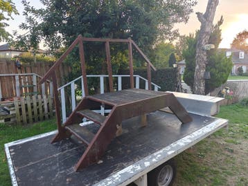 twee trappen voor aan de caravan