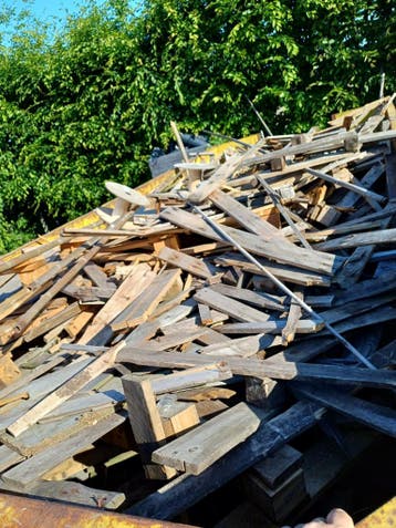 Brandhout, kapotte pallet/bak