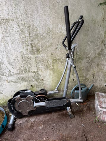 Kapotte crosstrainer voor oud ijzer