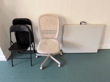 Klaptafel + bureaustoel + 2 stoeltjes gratis op te halen!