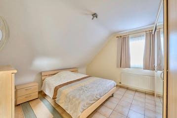 Gratis af te halen: bed, nachtkastje en ladekast