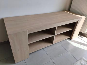 Moet dringend weg, TV kast