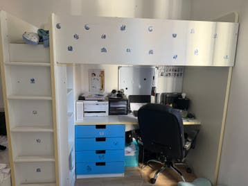 Bed met bureau