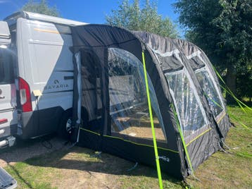 Opblaasbare voortent voor camper of caravan