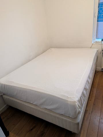 Donatie van een bed met matras en boekenkast