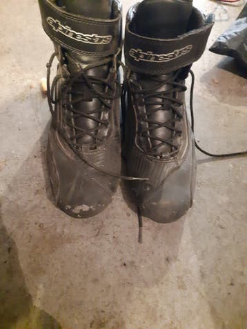 afdekzeil voor moto als ie buiten moet staan en schoenen.