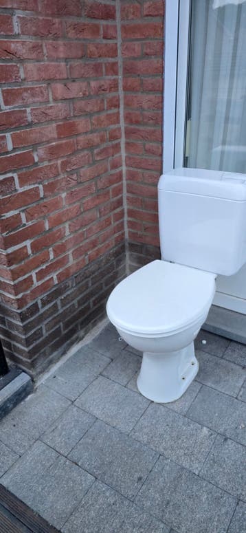 Gratis toilet – staat voor de deur, direct mee te nemen