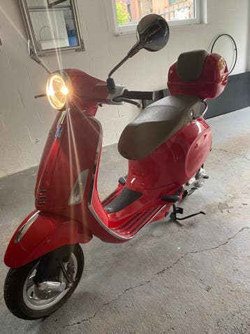Vespa primavera mooie rode kleur 50cc