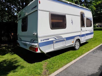 Caravan Fendt Saphir 470 met stapelbed.